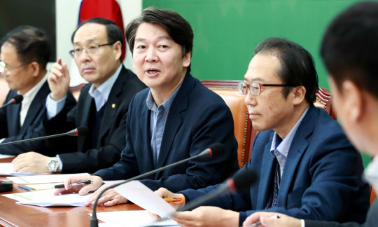 안철수 국민의당 대표가 12일 오후 국회 당대표실에서 열린 제2창당위원회 인재영입분과위원회 전체회의에 참석해 발언하고 있다. 연합뉴스